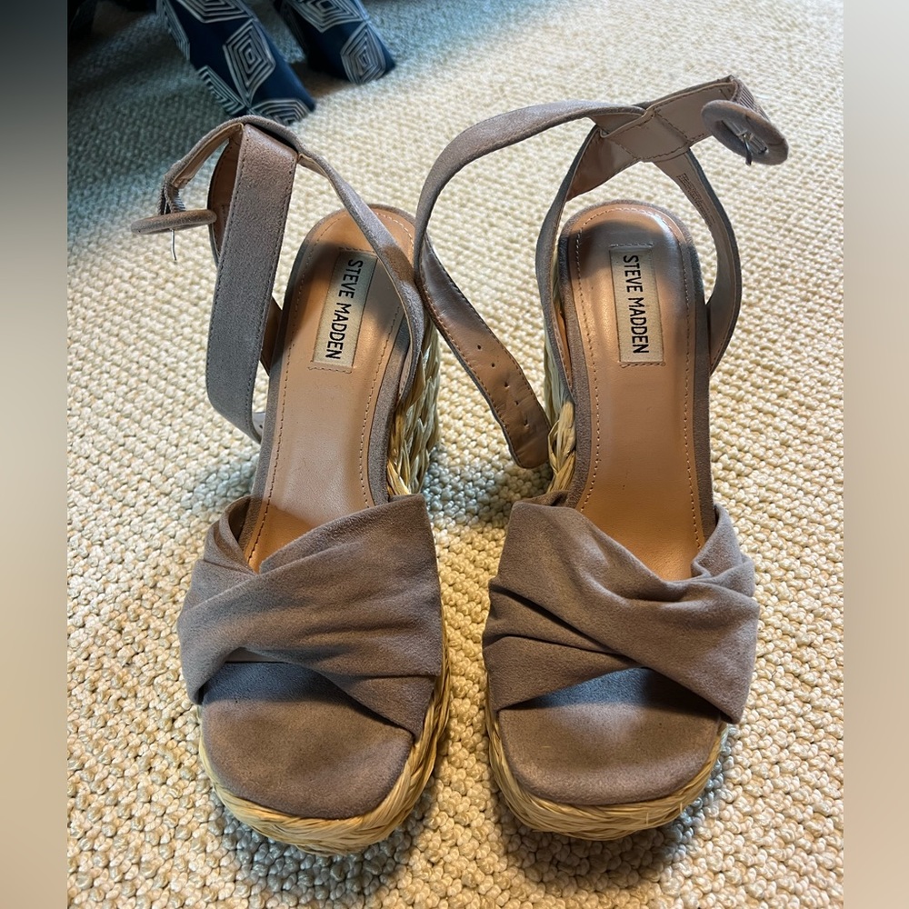 Steve Madden straw wedges